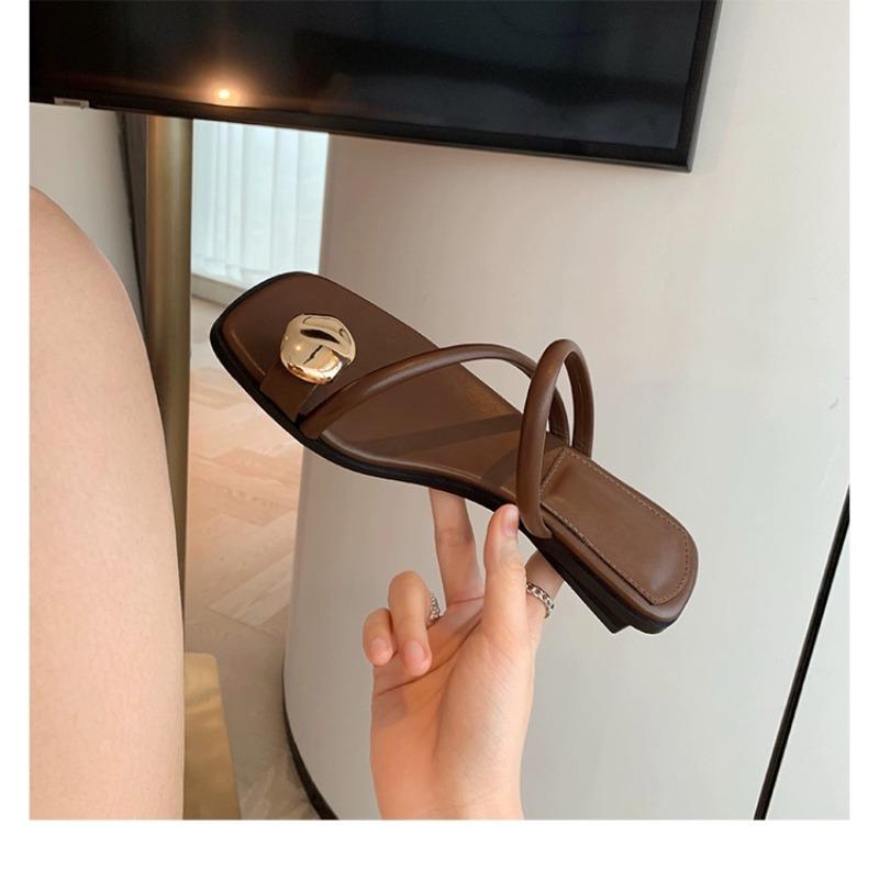 Módní letní dámské pantofle s úzkým páskem, módní kovová dekorace, nízký podpatek, nazouvací, elegantní dámské pantofle, ležérní venkovní plážové žabky
