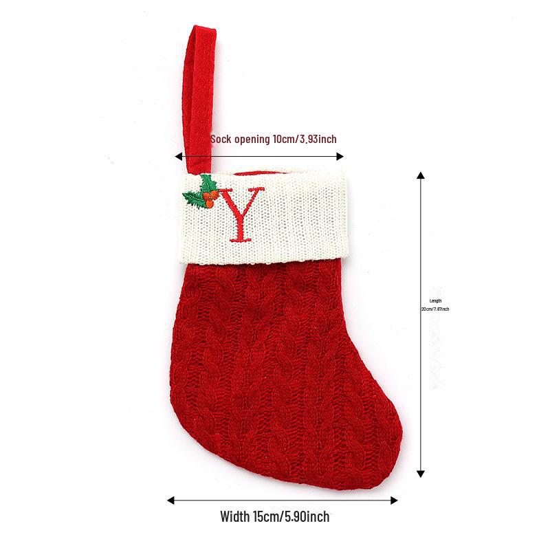 

Рождественские украшения: Красные вязаные детские чулки с вышитыми буквами