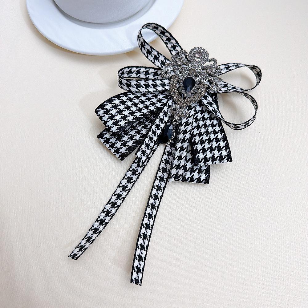 

British Style Fabric Bow Tie Brooches for Women Rhinestones Alloy Shirt Collar Pins Elegant Decorative Fashion Jewelry чорний білий колір