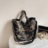 Nuova Borsa da Donna alla Moda con Manico Superiore di Grande Capacità Elegante e Versatile Borsa da Lavoro Borsa a Spalla Casuale e Semplice Borsa Tote Camouflage