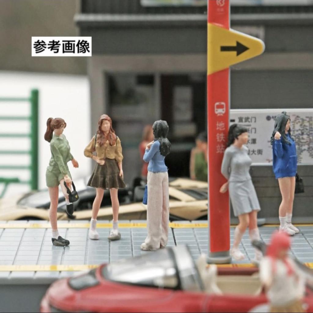 164 Scale Figure of a Girl In Casual Clothes, Miniskirt, and Green Bag, Model Kit, Diorama, Item Number 22223598 [Used]