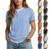 Lässiges, einfarbiges Kurzarm-T-Shirt für Damen mit V-Ausschnitt und Zierknöpfen.