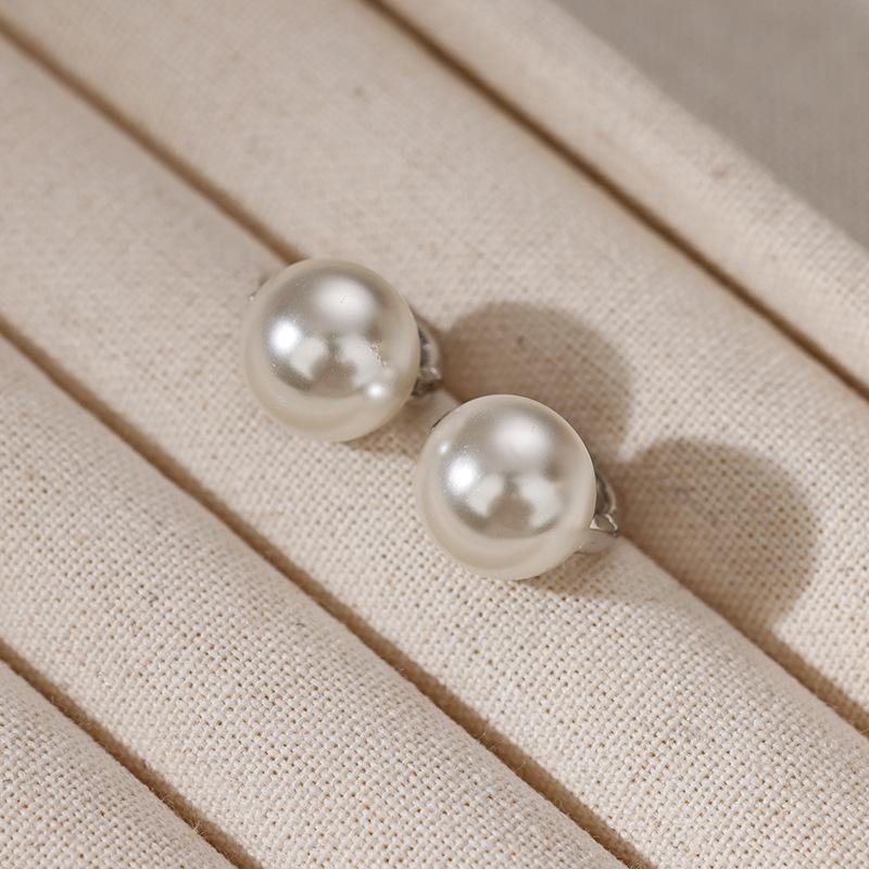 Retro French Pearl Ear Cuff: Elegant, Simple, and Versatile Earrings for Women
