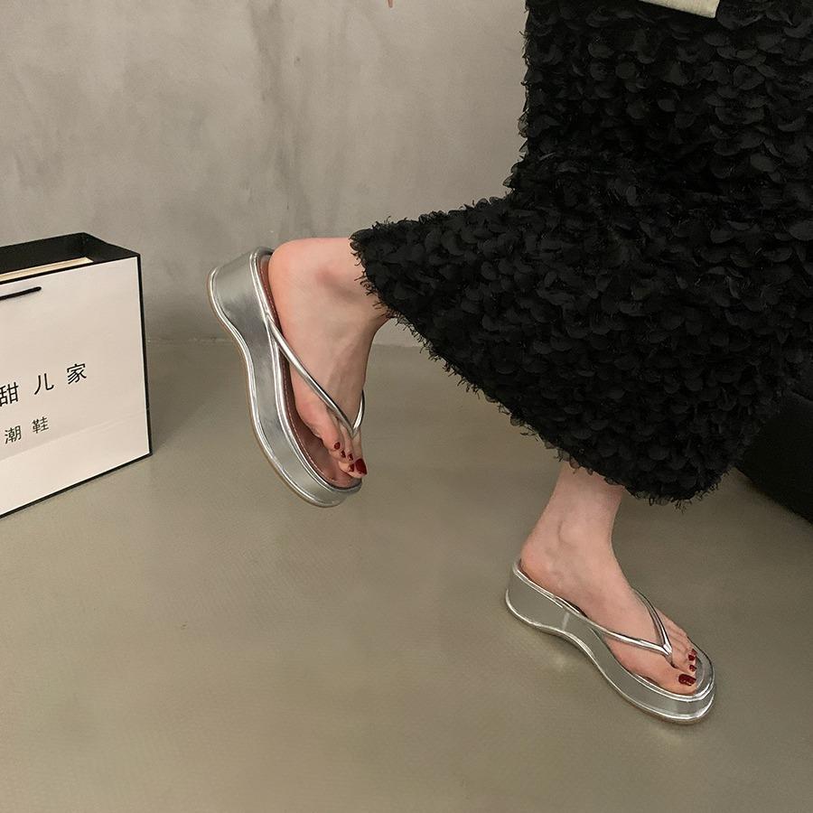 Simple and versatile flip-flop shoes women's shoes 2025 new summer heightening thick-soled beach sandals