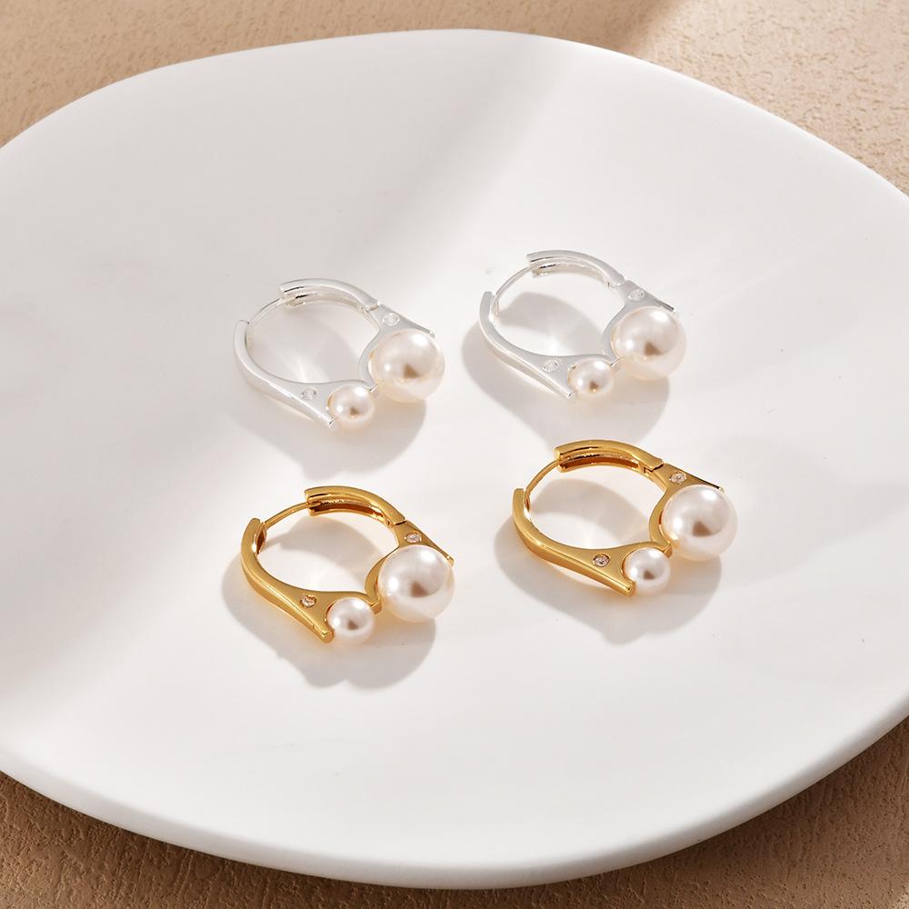 2025 New Niche Design Personalized Fashion Size Pearl Light Luxury High-end Temperament Earrings for Women.