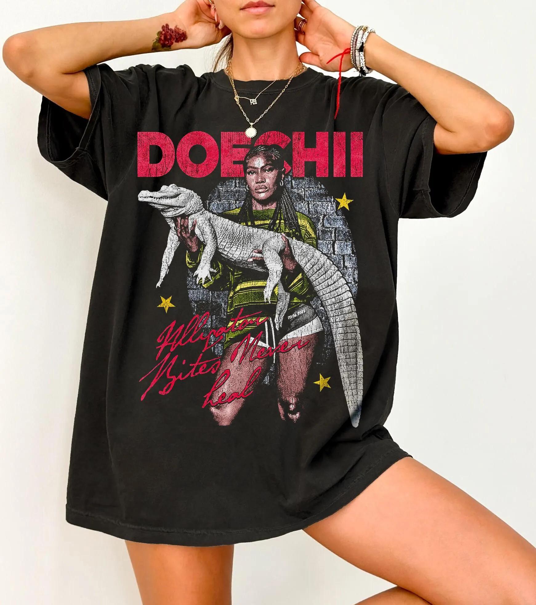 

Doechii Crocodile Never Bites Tshirt Doechii Retro Pattern Tshirt Interesting Printed Tshirts for Unisex and Women S
