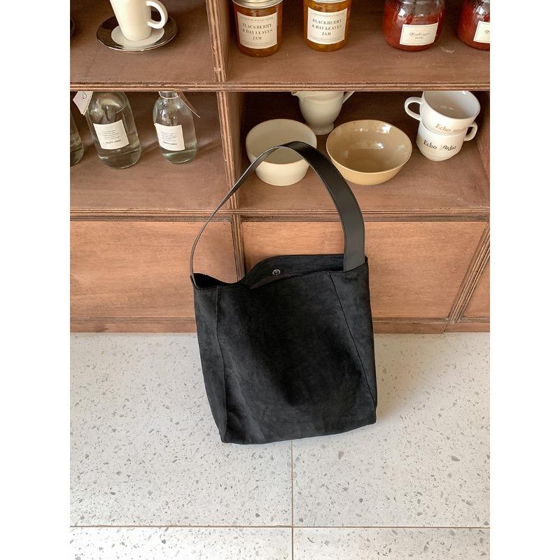 

Замшевая ретро сумка-тоут для通勤 женская с логотипом осенне-зимняя на плечо женская универсальная плюшевая сумка большой вместимости чёрный