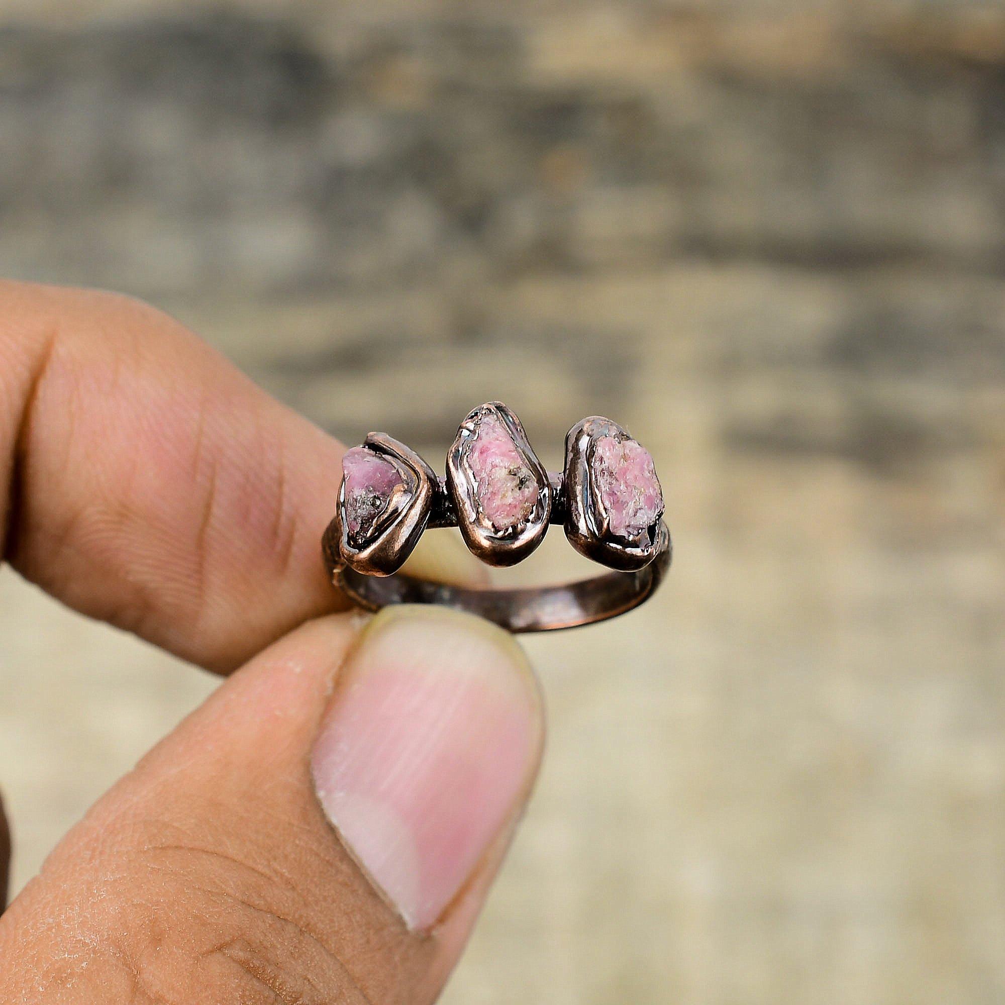 

Кольцо из необработанного розового турмалина, гальванопластическое медное кольцо, украшения ручной работы, гальванопластические медные украшения, кольцо с настоящим драгоценным камнем, доступно в размере кольца Adjustable