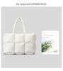 Bolso tote de invierno blanco nube para mujer: Bolso de mano suave y acolchado con diseño de cuadrícula de seis palacios.