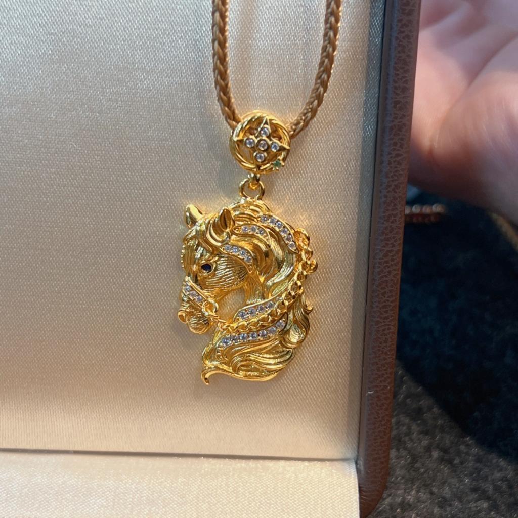 "Pentium av Hästen" Borstat Sandguld Spets Diamant Röd Häst Halsband Flätat Rep Kopparmynt Högklassig Känsla Mångsidig Tröjkedja Dam