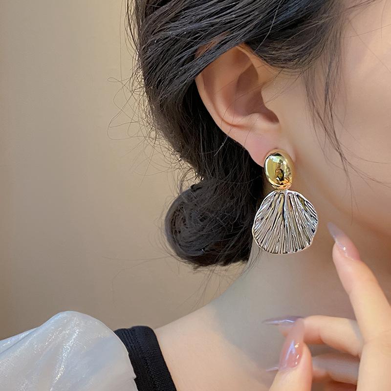 Holiday style metal shell stud earrings women's earrings unique and beautiful temperament ears