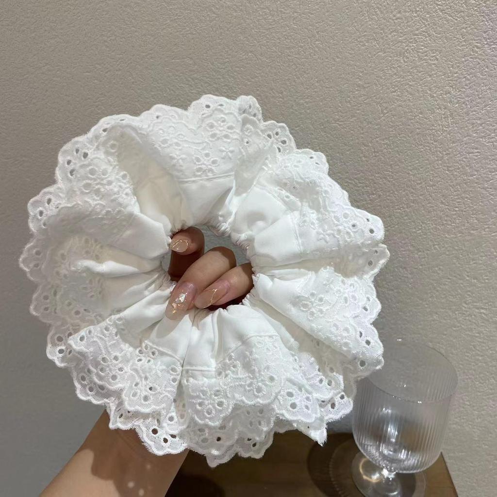 Zhao Lusi Doppellagiges Spitzenhaargummi – Französische Handarbeit, große Größe, Nischenstil