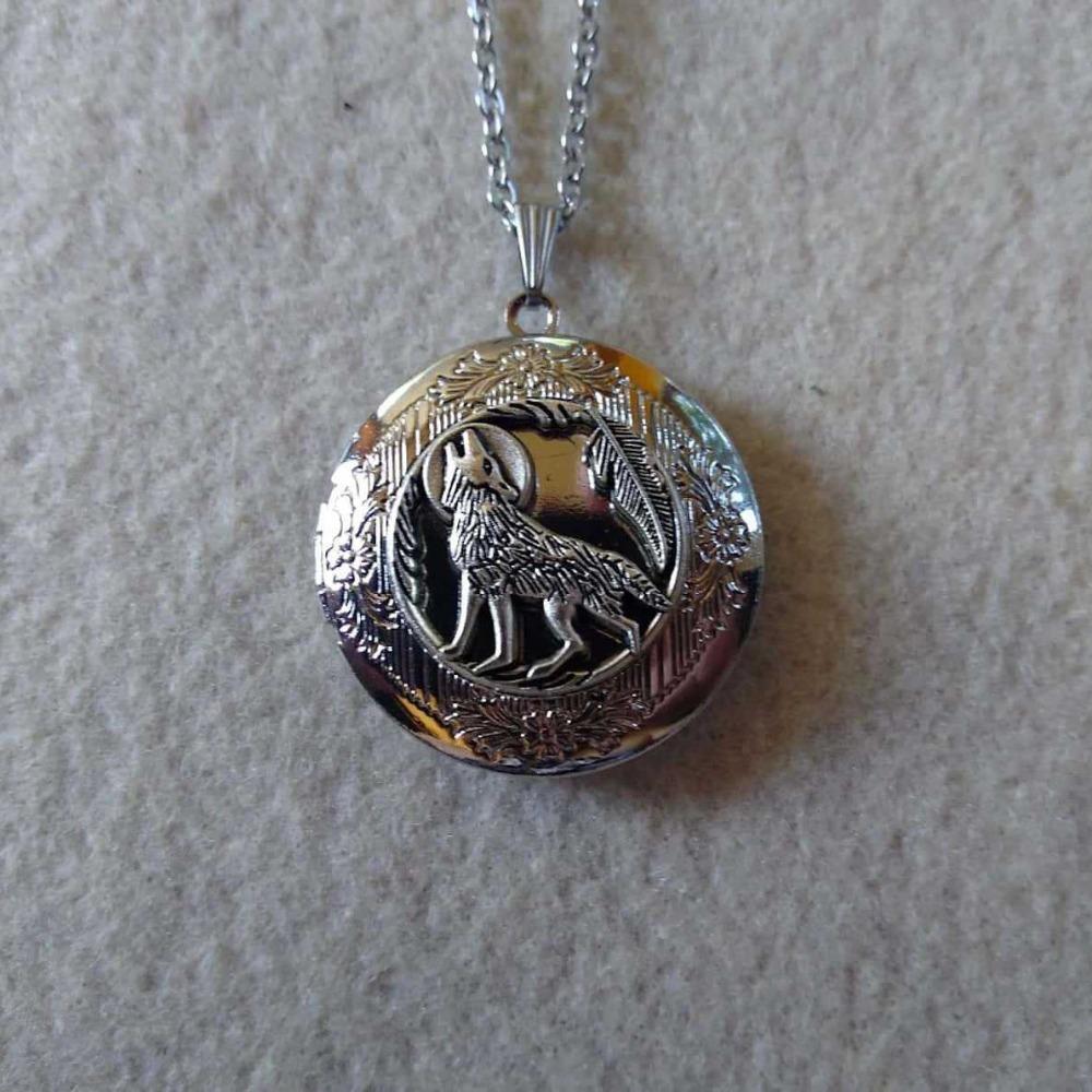 Punk Retro Silver Color Wolf Howling Under The Moon Feather Relief Round Pendant Necklace for Women Men Stainless Steel Jewelry