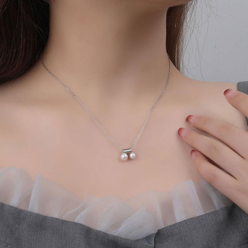 Naszyjnik z wisiorkiem z perłą i sprężyną skrętną dla kobiet Japoński i koreański chłodny styl łańcuszek do obojczyka dla kobiet