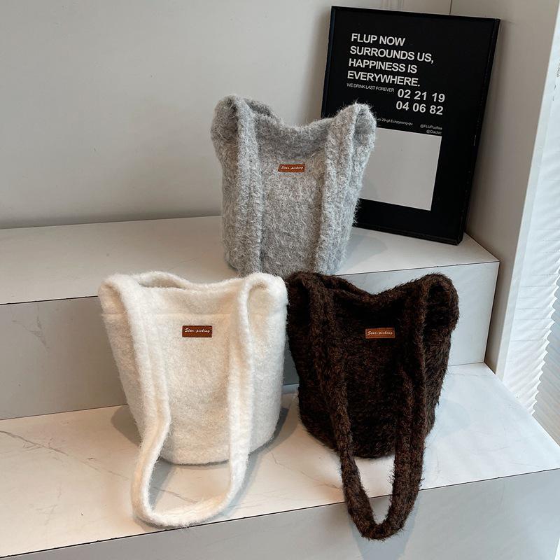 2025 Retro-Style Plush Bucket Bag: Women's Large Capacity Autumn/Winter Soft Furry Commuter Crossbody Bag