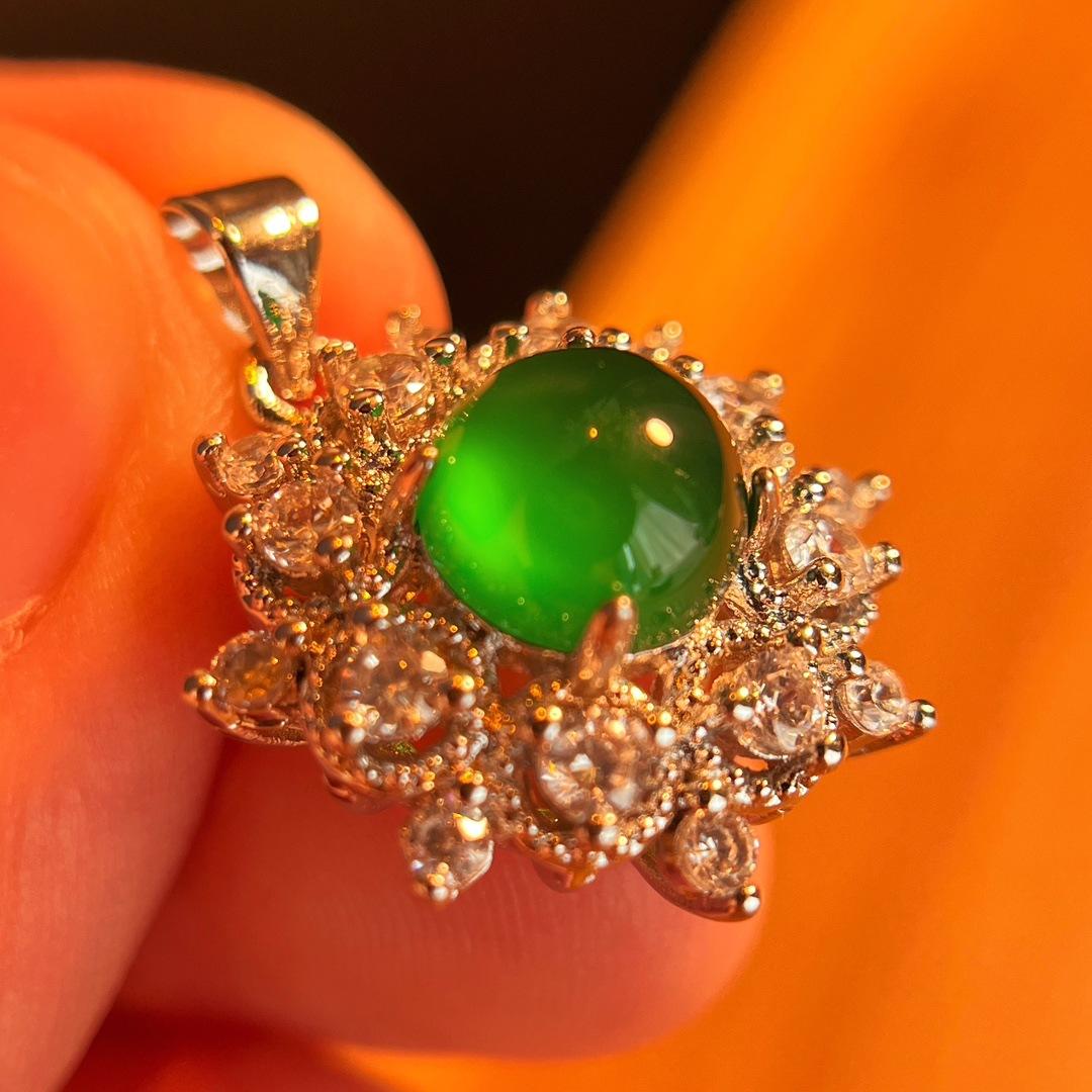 Retro Full Yang Green Jadeite Color Natural Green Chalcedony Agate Pendant Female, Real Shot Fidelity