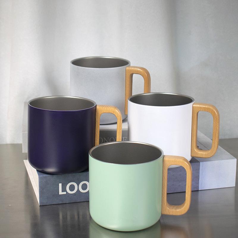 Double-layer stainless steel cup, beech handle cup, heat-insulated 304 mug, random water cup with wooden lid for gifts