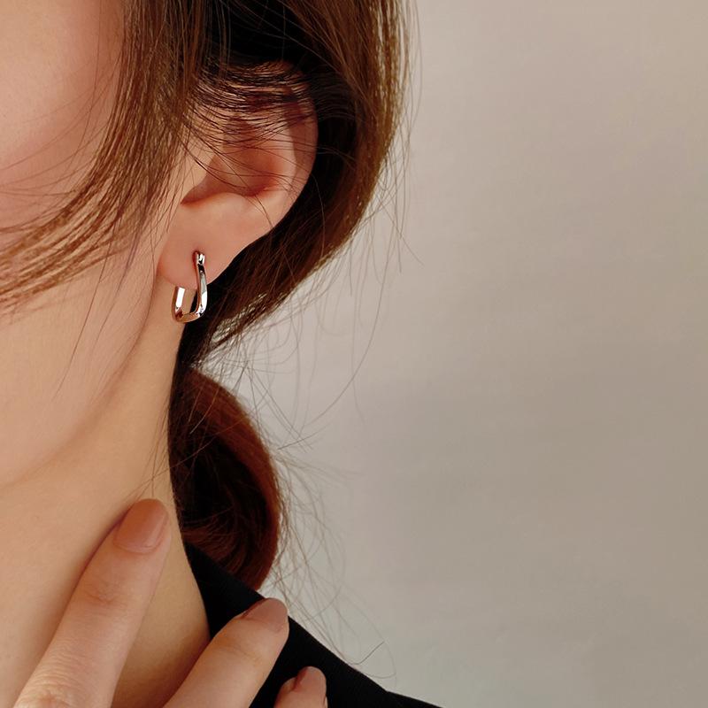Korean Style Geometric Mobius Earrings: Trendy Retro Square Ear Cuff for Women