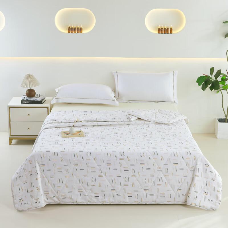 POCHME Lightweight All-Season Quilt