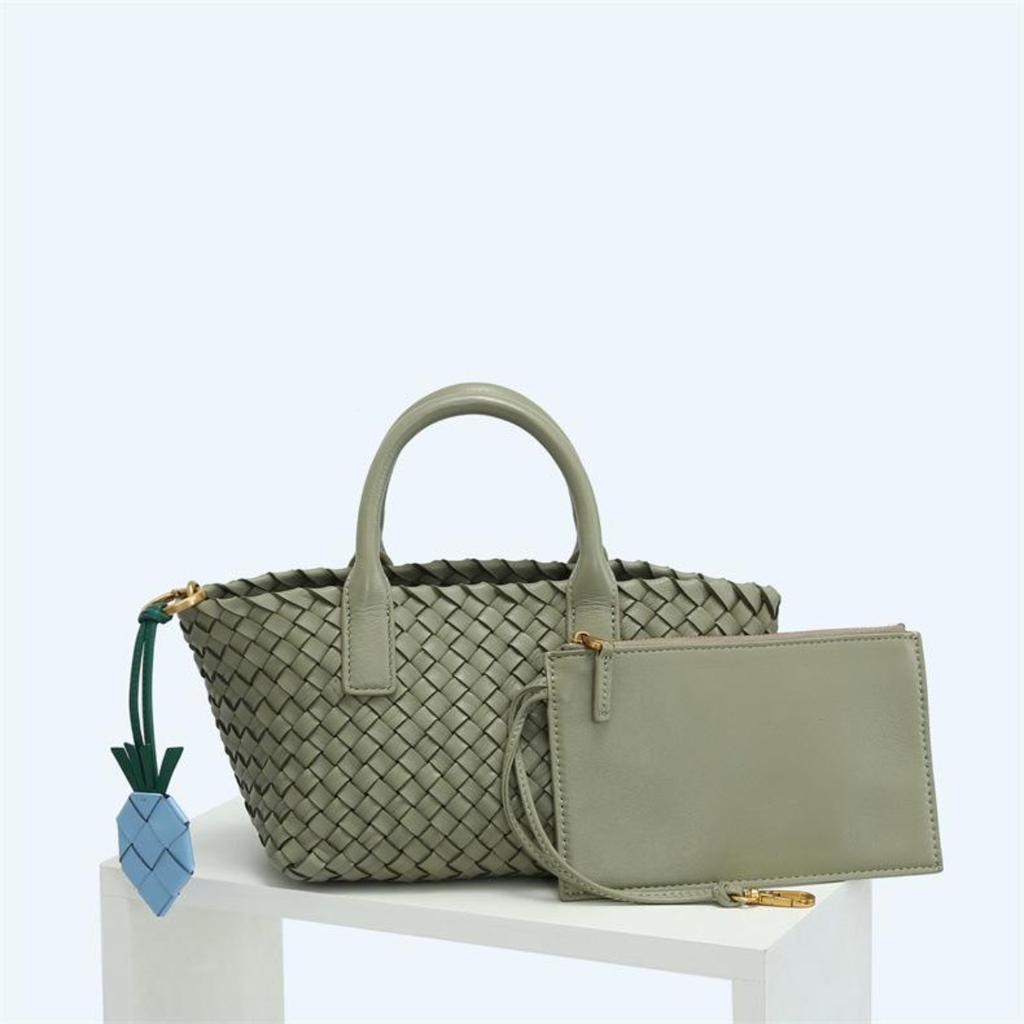Fashion new lambskin hand-woven handbag wholesale casual versatile vegetable basket genuine leather women's bag messenger bag