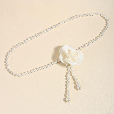 Dámský luxusní pásek k šatům s bílou květinovou perlovou ozdobou na léto