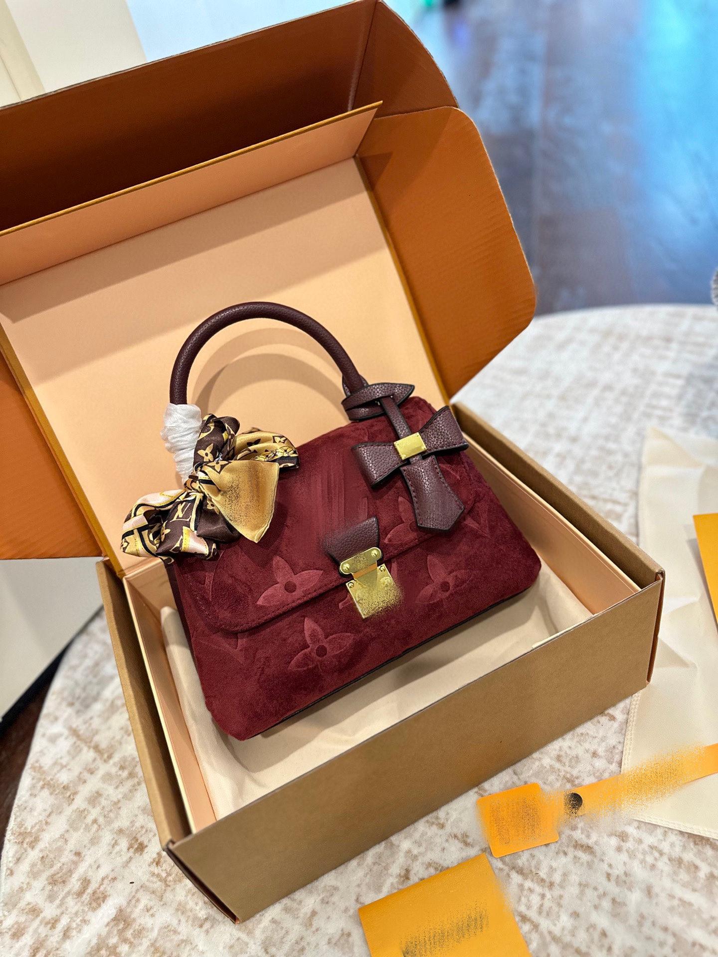 

2025 Madeleine Series Square Women s High-Quality Chain Shoulder Crossbody Bag Model 3