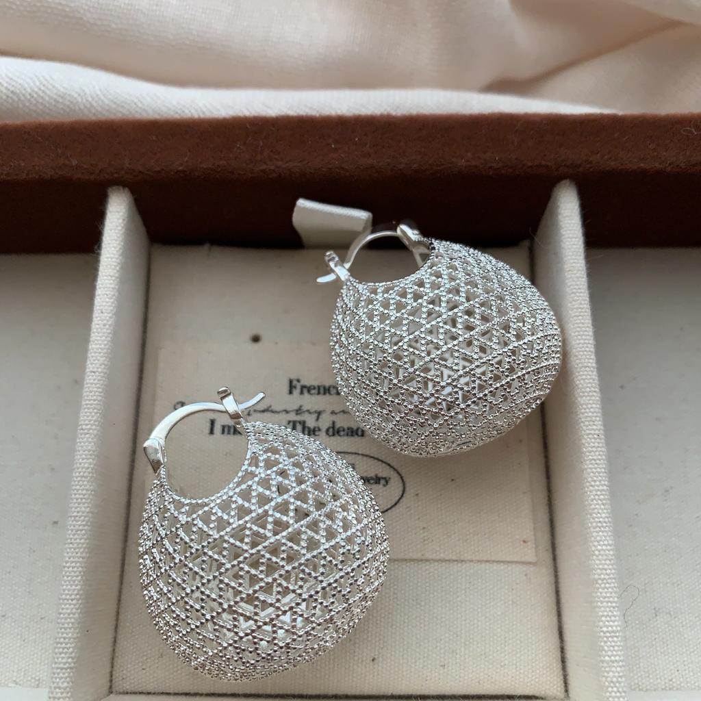 Three-dimensional hollow woven spherical earrings, ear buckles, light luxury, cold and fashionable, exquisite high-end personalized earrings