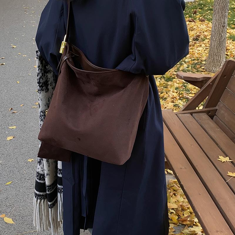 

Женская сумка-ведро из матовой замши, высококлассная, в стиле кэжуал, ленивый ветер, на одно плечо, мессенджер, большая сумка, большая вместимость, сумка-тоут 37.5*14*33