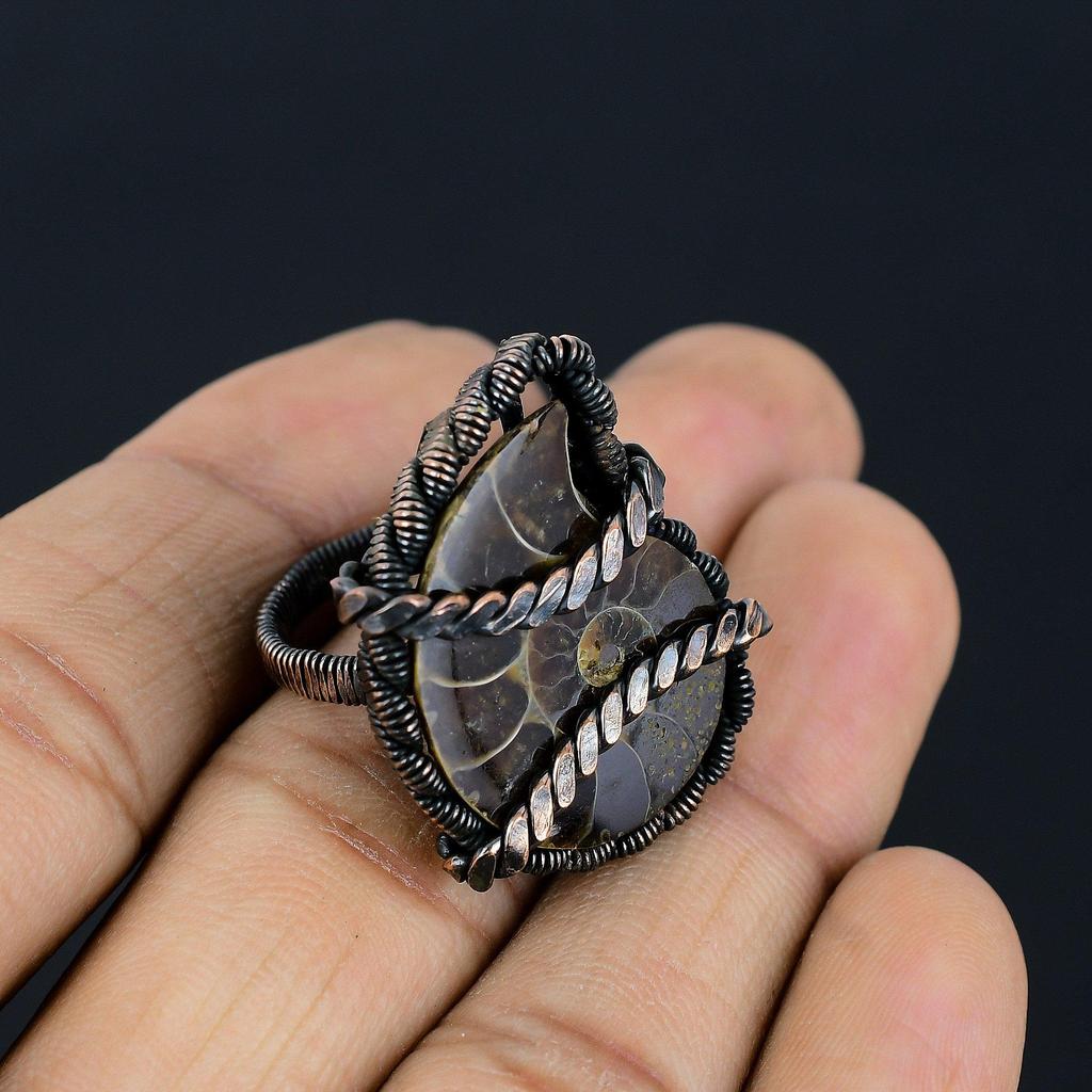 Anillo de joyería hecho a mano envuelto en alambre de cobre con piedra preciosa fósil de amonita para todos los tamaños