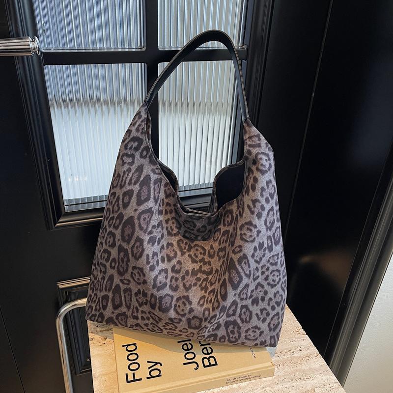 Fashion leopard print underarm tote bag women's autumn and winter new large-capacity commuting shoulder bag versatile women's bag