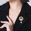 A Retro Court-style Pearl Brooch with A High-end, Niche Design for Women's Outerwear Pins