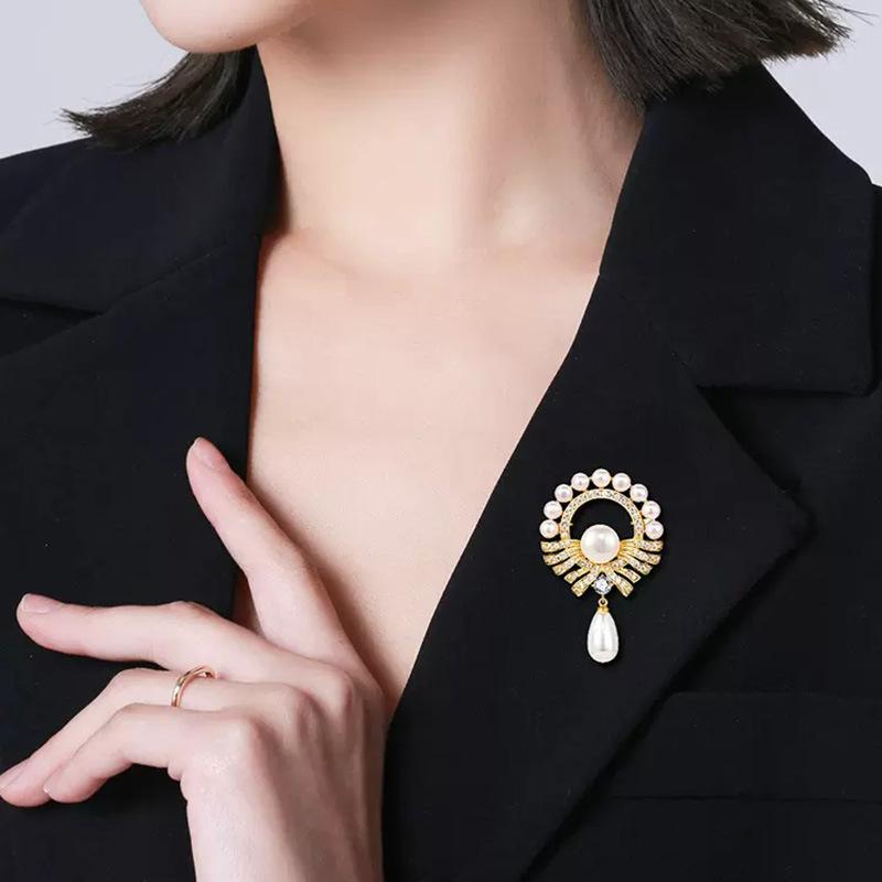 A Retro Court-style Pearl Brooch with A High-end, Niche Design for Women's Outerwear Pins