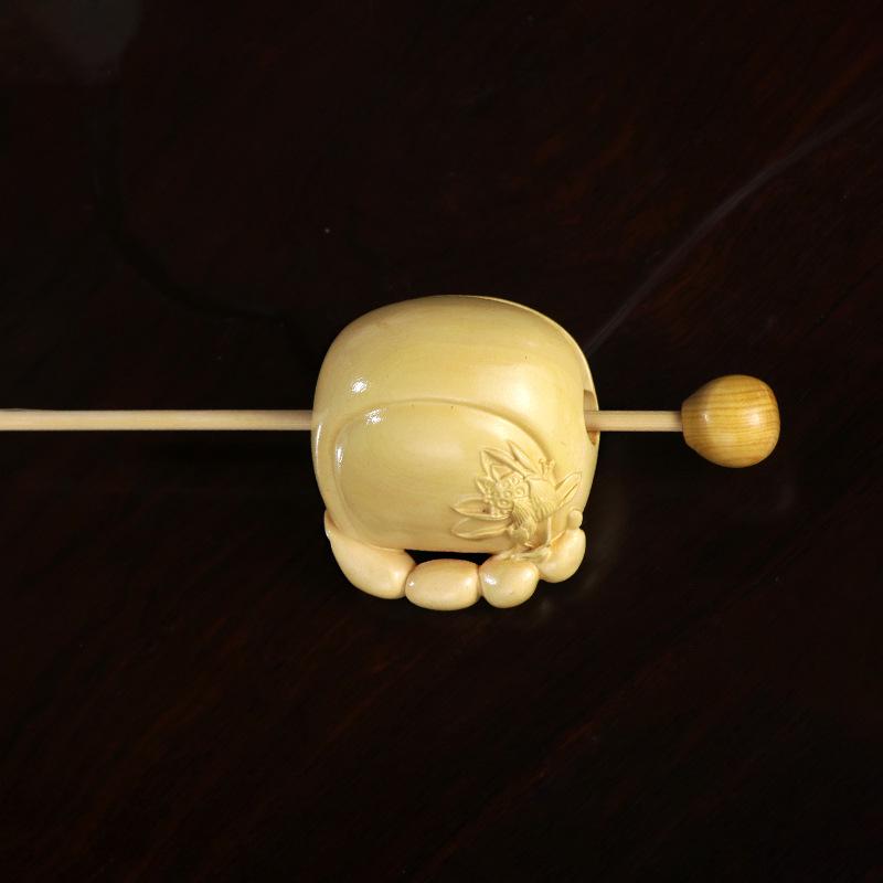 Portable Boxwood Percussion Meditation Instrument: Mini Wooden Fish Carving, Perfect as a Gift or Decorative Ornament.
