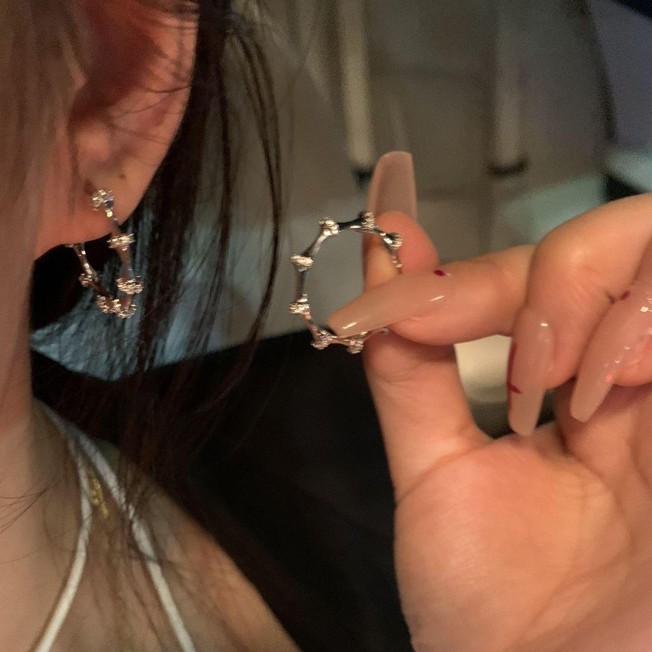 

Серьги-кольца из бамбука: Шикарная и Универсальная Мода 2025 для Женщин