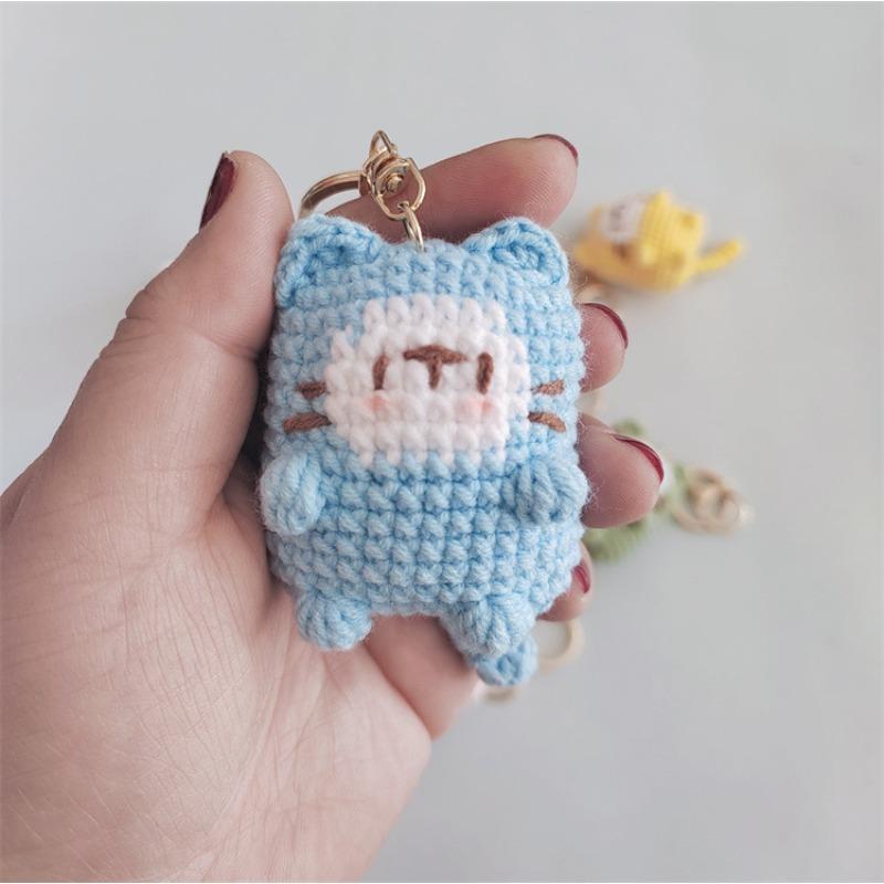 Uncinetto fatto a mano, ciondolo gatto biscotto, piccoli accessori tessuti con filato da tessitura, accessori carini da appendere alla borsa a cartoni animati, con portachiavi, regalo di Natale