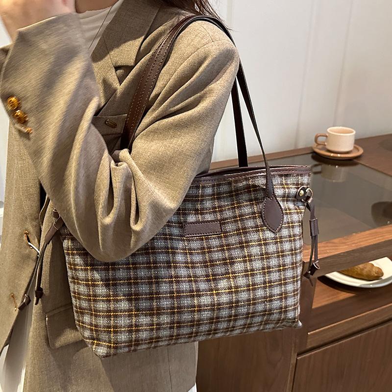 Niche Design Checkered Bag, Fashionable Tote Bag, Casual Large-capacity Single-shoulder Commuter Bag