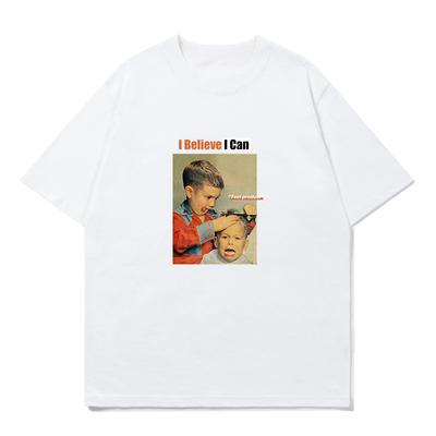 T-shirt z ilustracją chłopca z fałszywym uśmiechem i fryzurą boy cut, letni i w stylu retro amerykańskim, modny, luźny, z krótkim rękawem, dla fryzjera