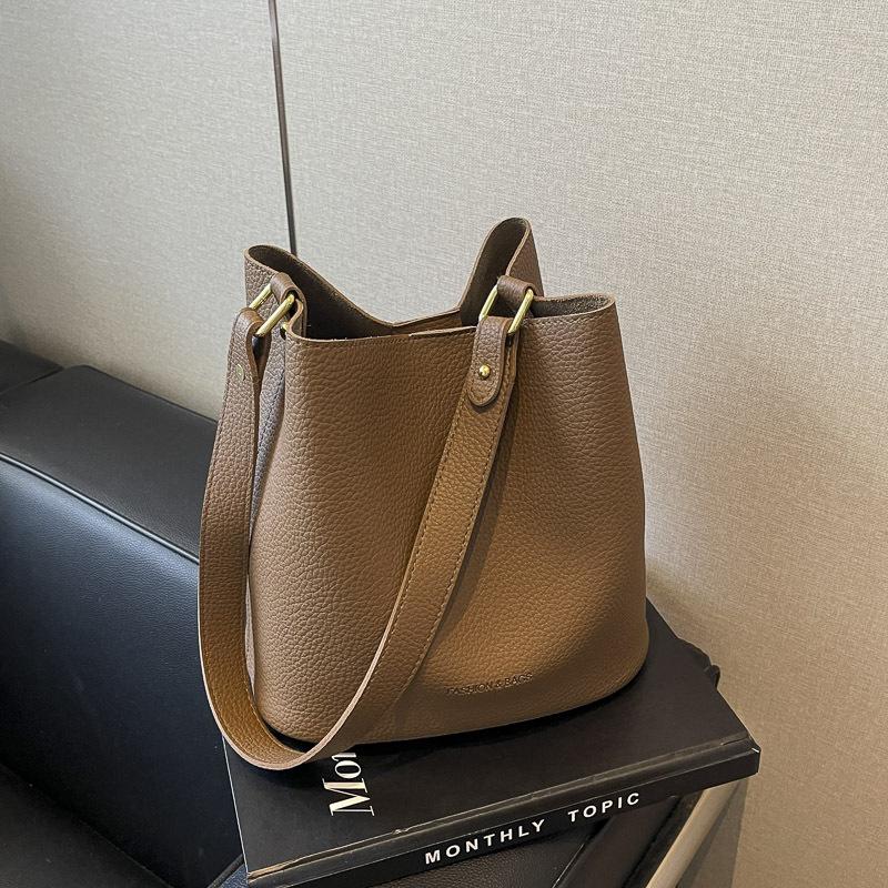 This year, the popular shoulder bucket bag women's 2025 new work large-capacity high-end messenger bag