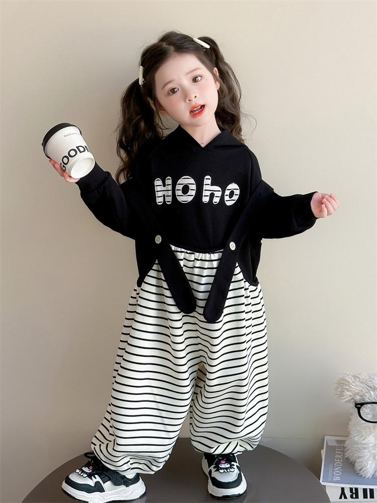 Autumn 2025 Striped Overalls & Sweatshirt Set for Girls – Fashionable Two-Piece Outfit for Spring and Autumn