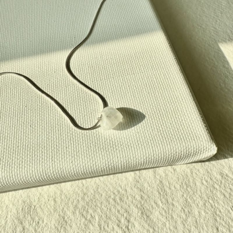 SUZURAN stoned heart neckalce_rainbowmoonstone Rainbow Moonstone Heart Gemstone Necklace