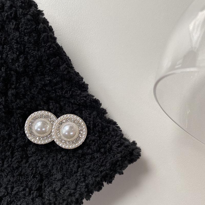 

Esstudiol Жемчужные пуговицы с бриллиантовой инкрустацией на пальто-свитере из белого твида