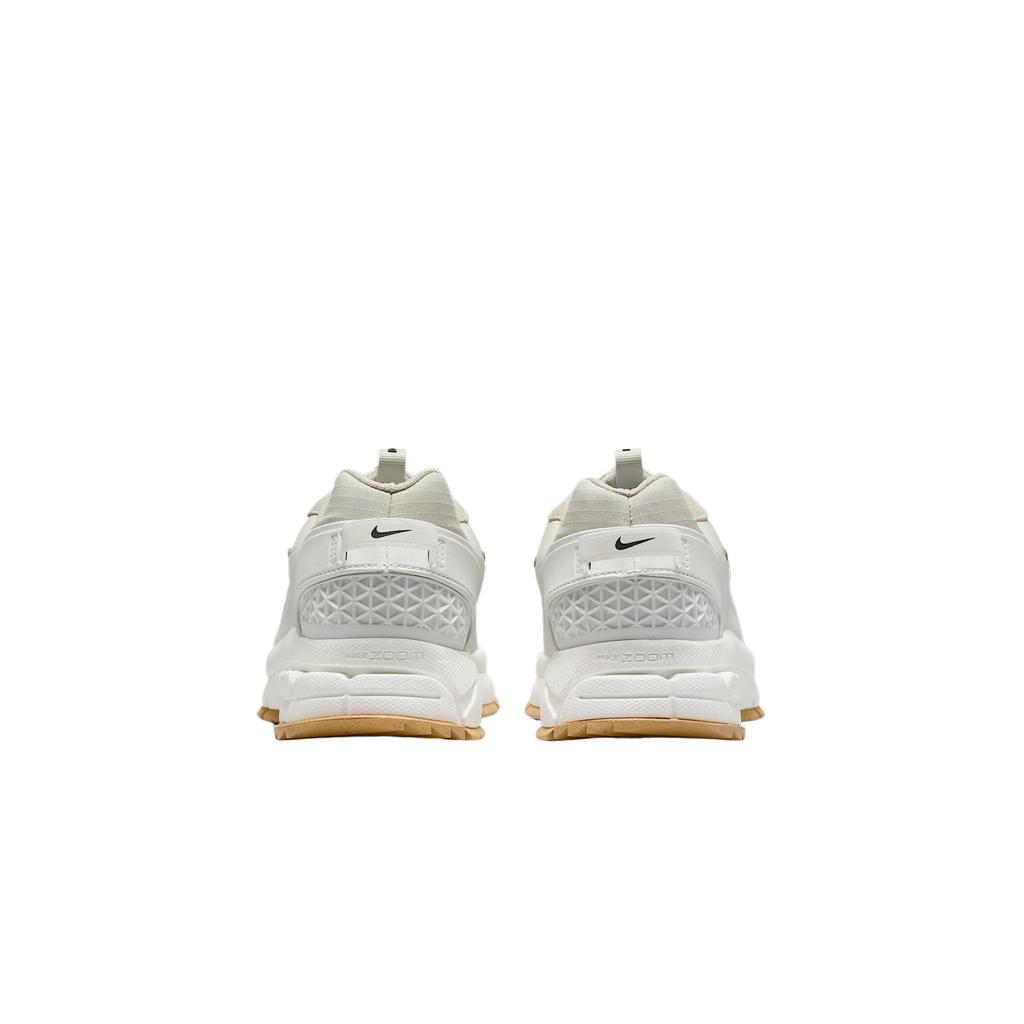 Nike Zoom Vomero 5 Roam Winterized Sail Light Stone Gum Damen Sneaker Creme Gummi-Hellbraun Racer-Blau HQ2181-100