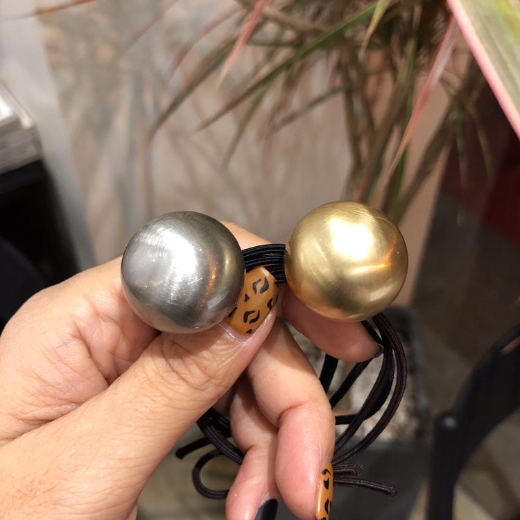 Inel de păr cu bilă metalică periată Dongdaemun din Coreea de Sud: Accesoriu elegant pentru coc și coadă de cal pentru femei