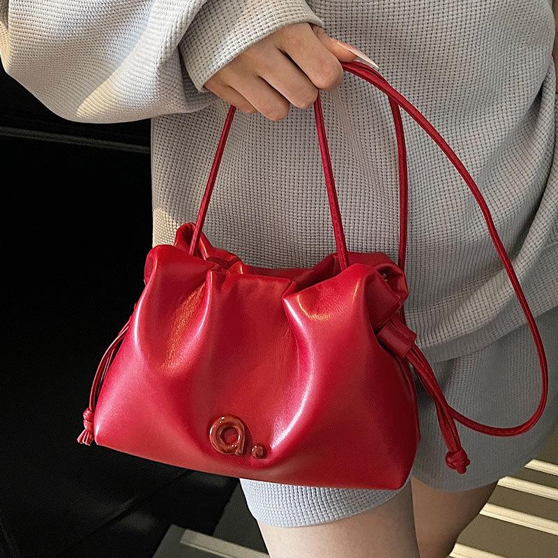 The Cloud Bag Is A Fashionable Casual and High-end Crossbody Bag for Women's Daily Commuting