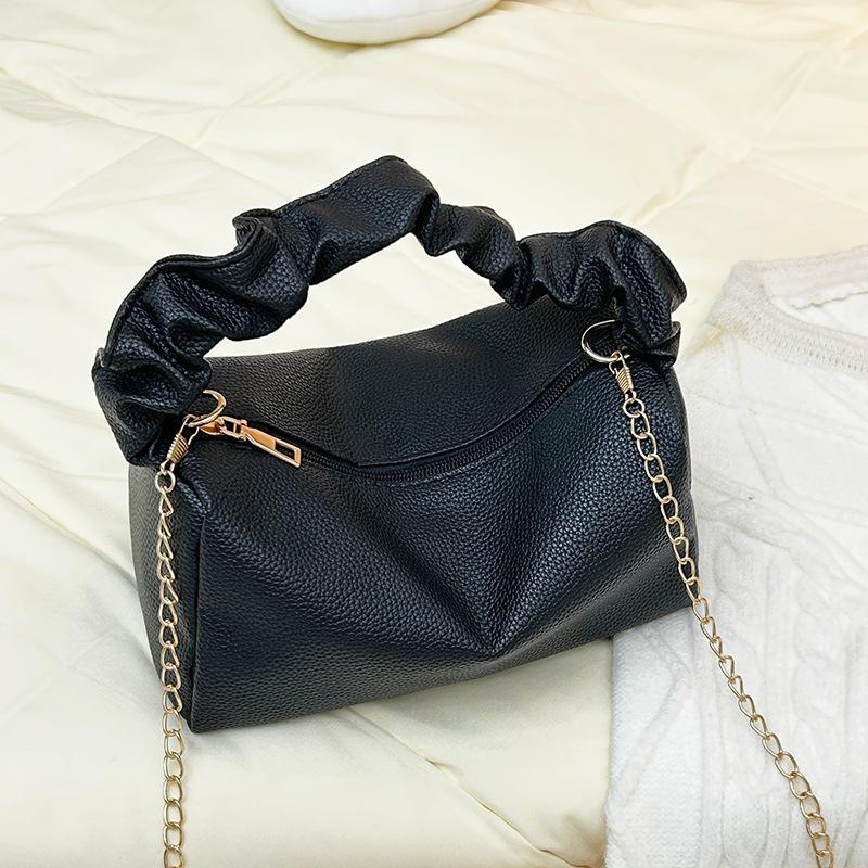 

Sweet temperament pillow bag autumn and winter fashion women s bag pleated hand chain shoulder bag soft leather mobile phone bag чёрный