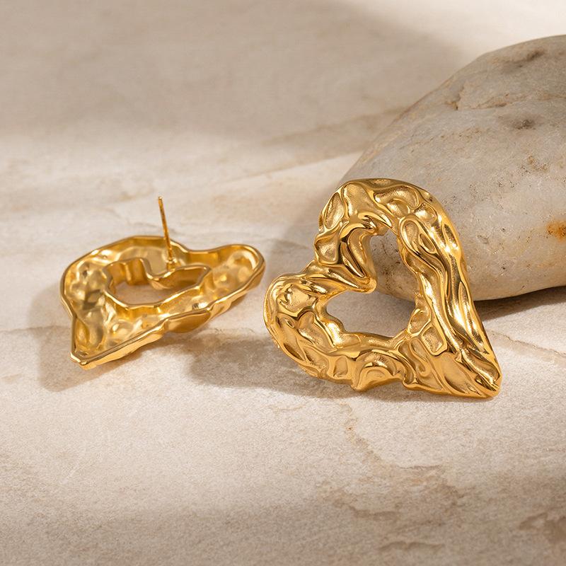 Steel needle irregular hollow love earrings fashionable simple stud earrings light luxury high-end new earrings