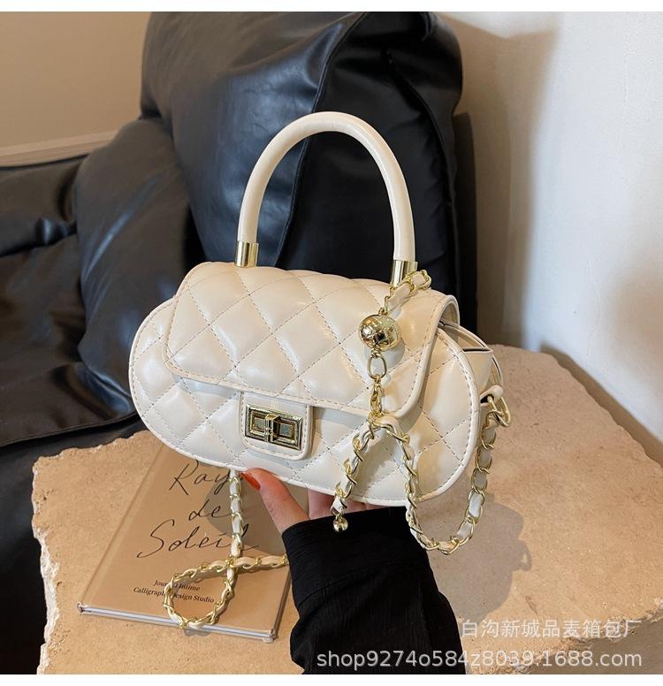 Rhombus Chain Portable Small Bag Women's 2025 New Popular Messenger Bag Fashionable Texture Commuter Shoulder Bag