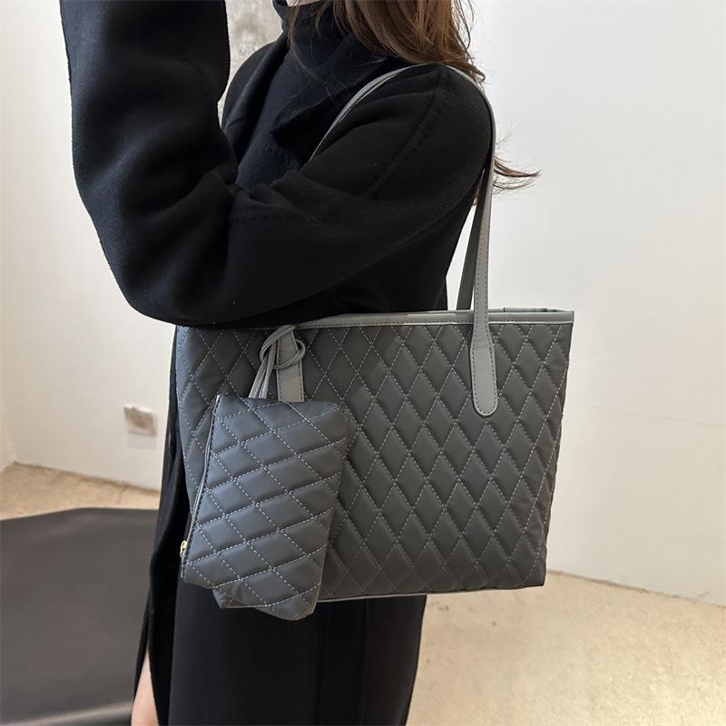 2025 New Casual Simple Shoulder Armpit Bag Commuting Large Capacity Foreign Style Rhombus Embroidery Thread Women's Bag Large Tote Bag