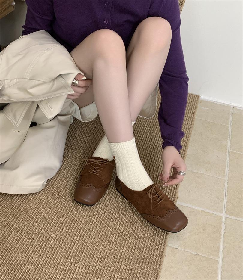 

2025 новые замшевые туфли на шнуровке в британском стиле, маленькие кожаные туфли с гравировкой, оксфорды, дерби, на плоской подошве, с квадратным носком, одинарные туфли женские 39 коричневый