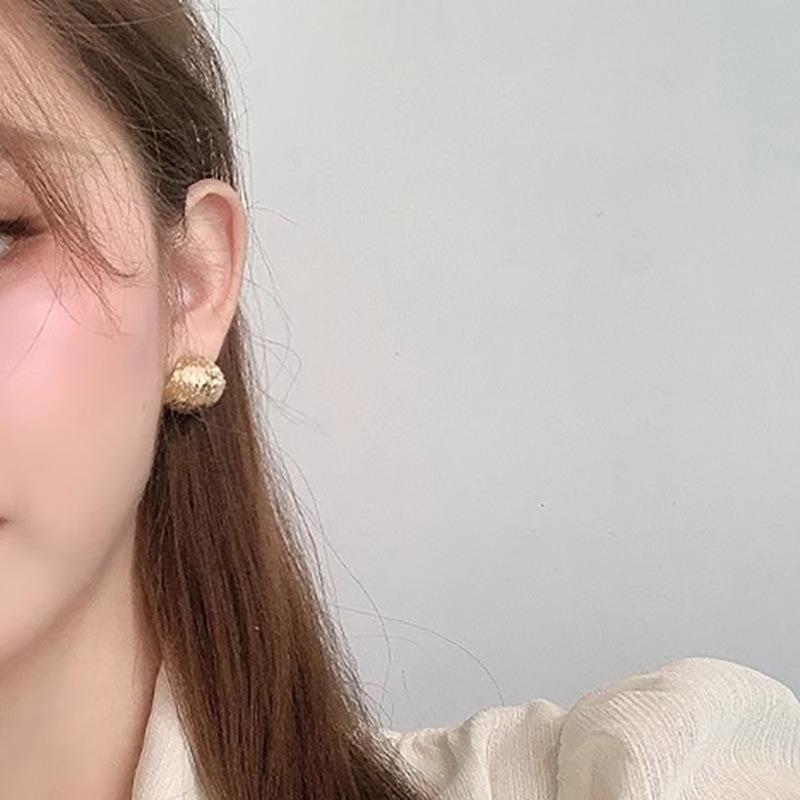 Retro Personality Glossy Spherical Earrings Temperament Earrings Female Niche Design Sense of Senior Light Luxury Earrings Tide Ladies Jewelry